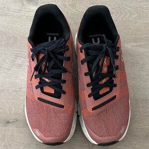 On Running Women’s Cloudgo Size 7.5 Mahogany/Ivory Like New
